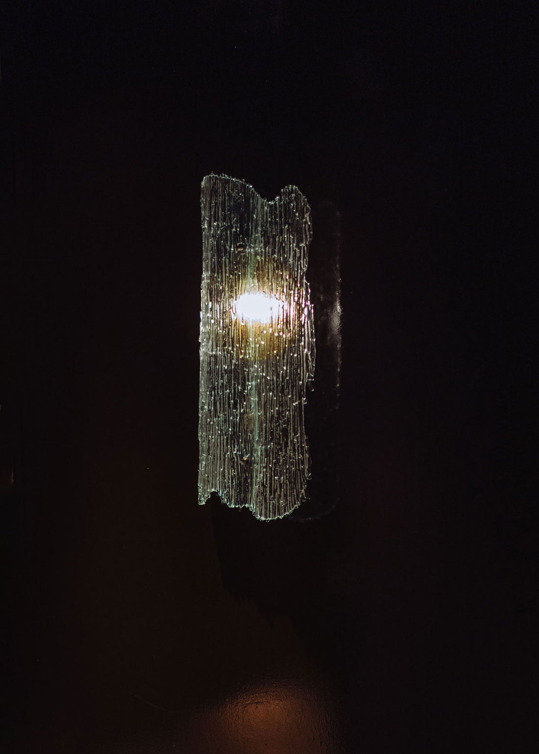 Aplique de pared realizado en vidrio de manera artesanal.