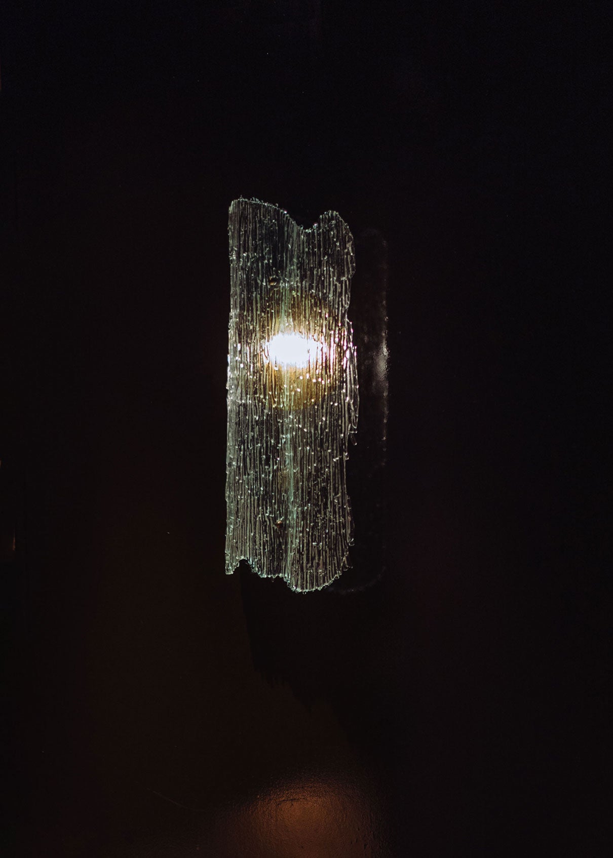 Aplique de pared realizado en vidrio de manera artesanal.