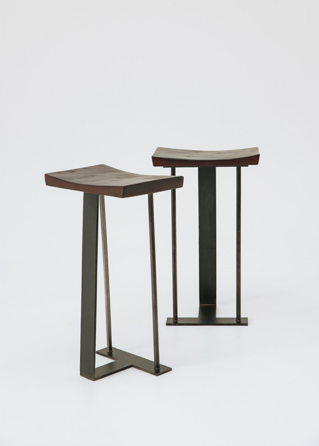 Taburete con estructura de hierro y asiento de madera de roble.