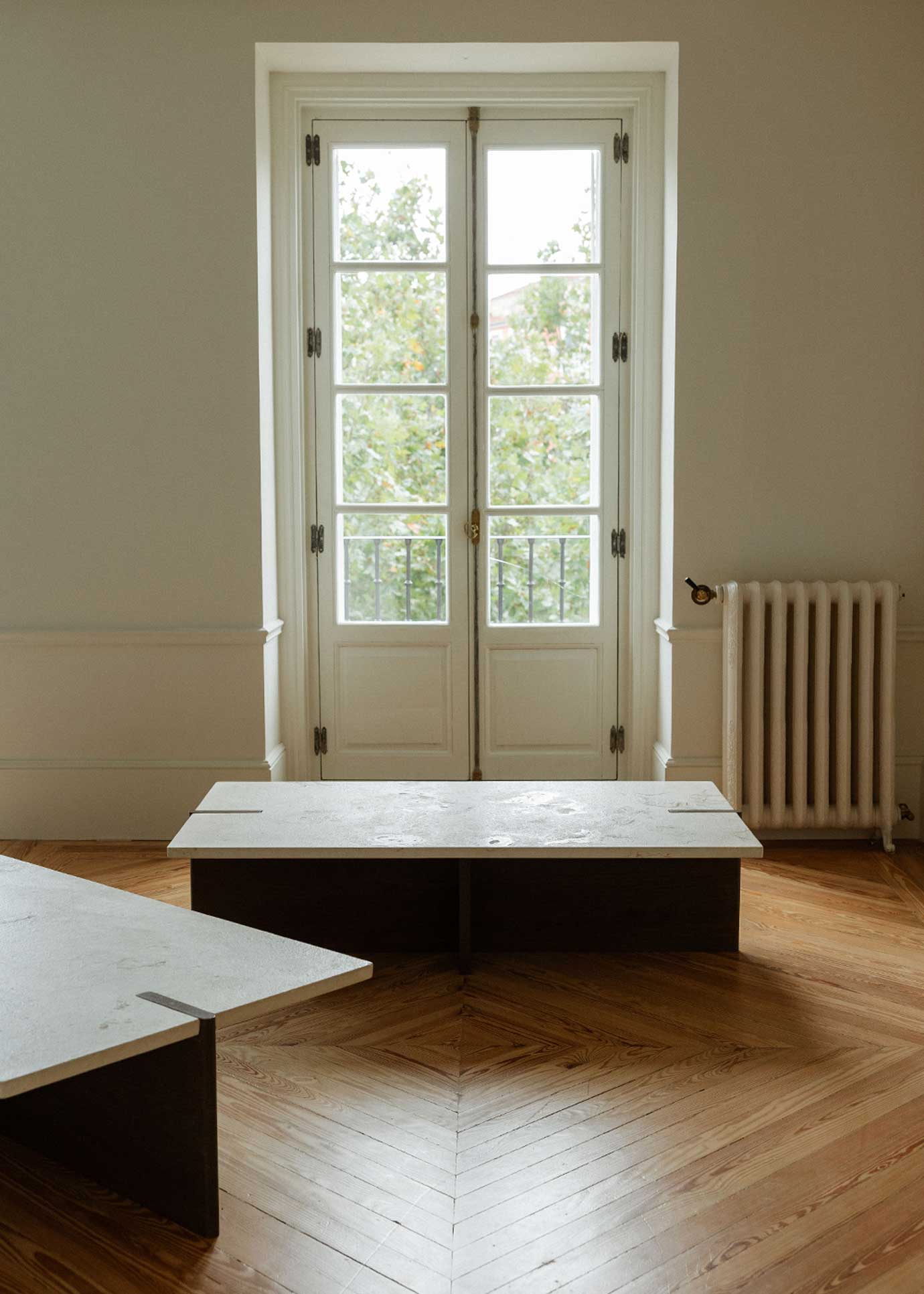 Mesa de centro fabricada en Caliza Alba y madera de roble.