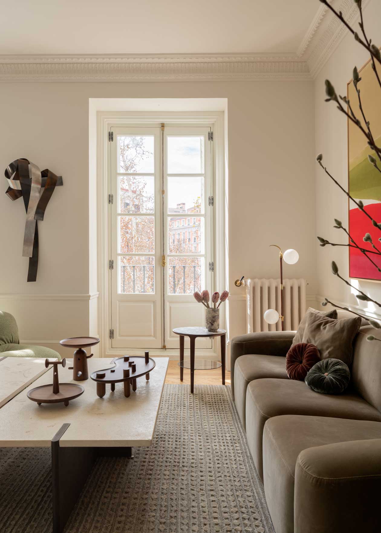 Mesa de centro fabricada en Caliza Alba y madera de roble.