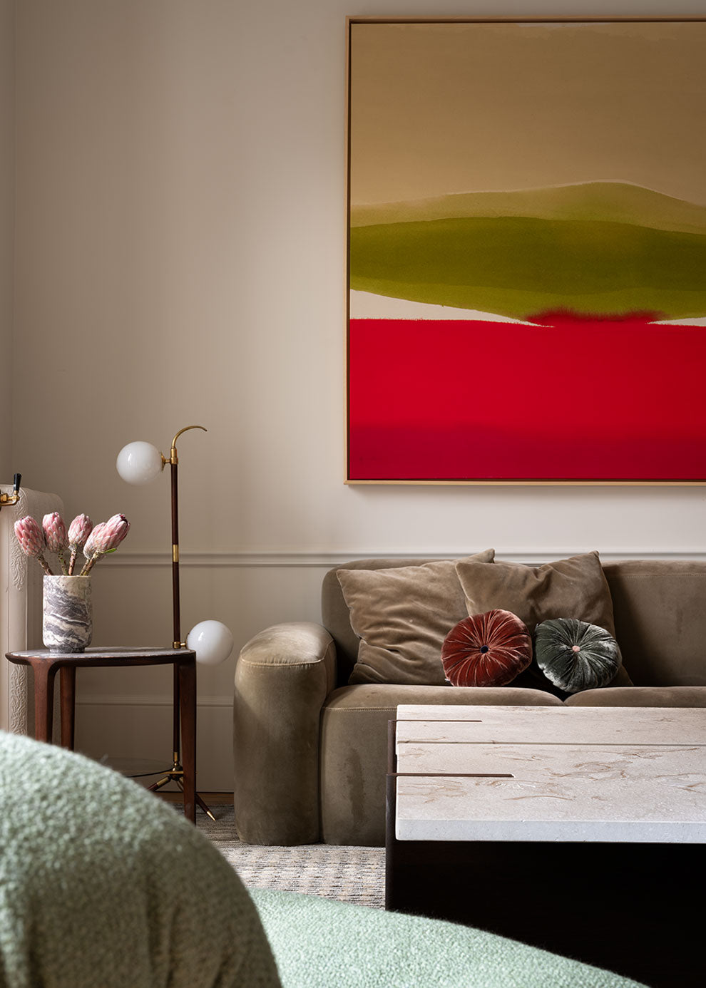 Mesa de centro fabricada en Caliza Alba y madera de roble.