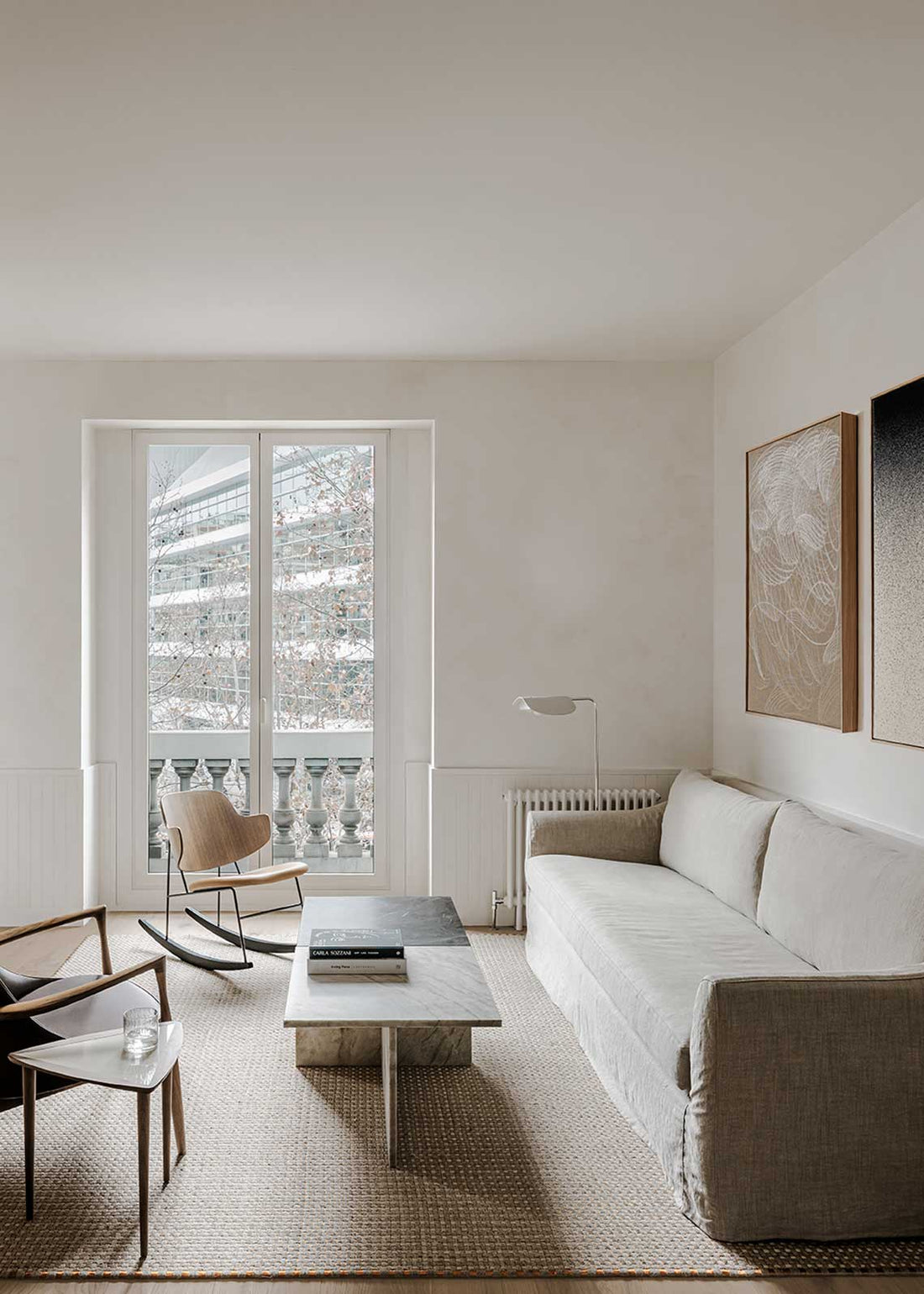 Mesa baja de centro de mármol oscuro Rock Dream o claro Tundra Grey en forma de T.