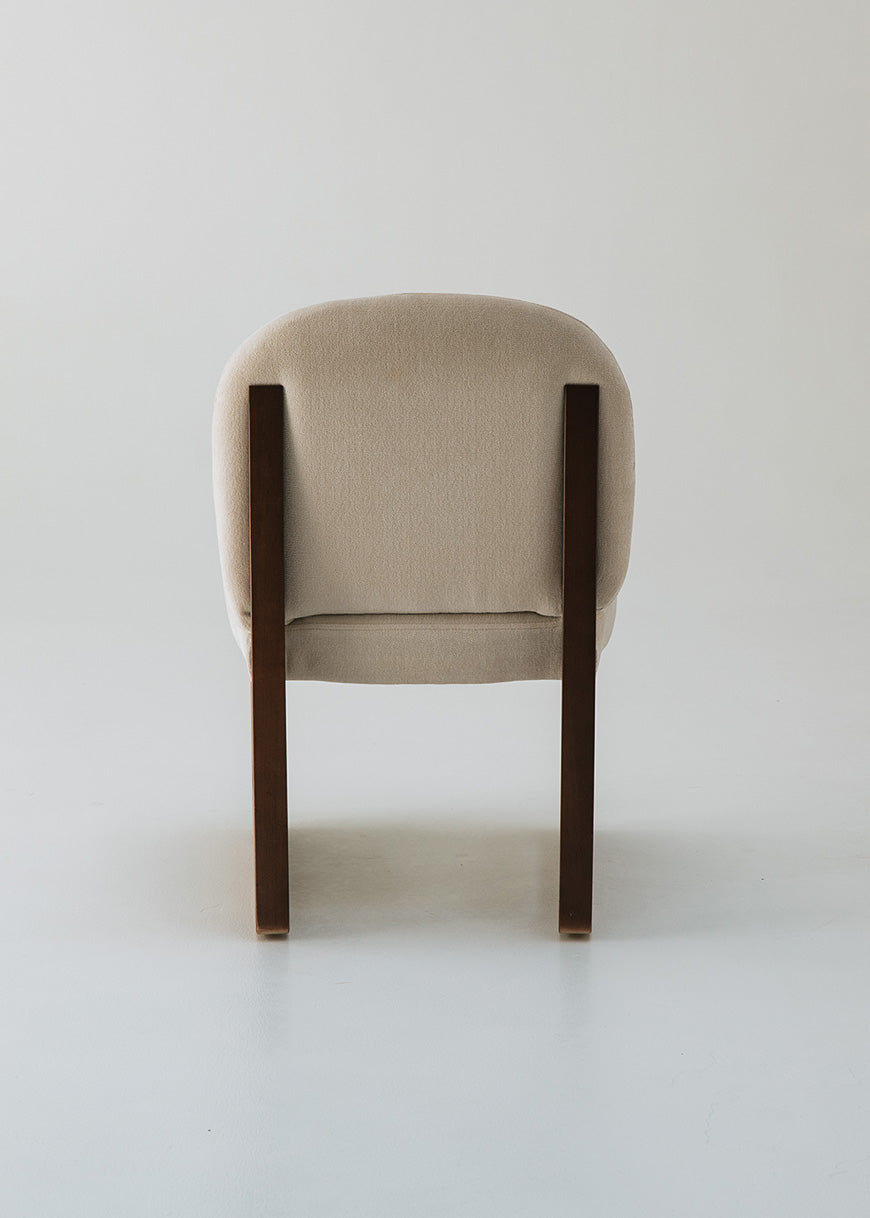 Silla de madera de haya tapizada en terciopelo beige.