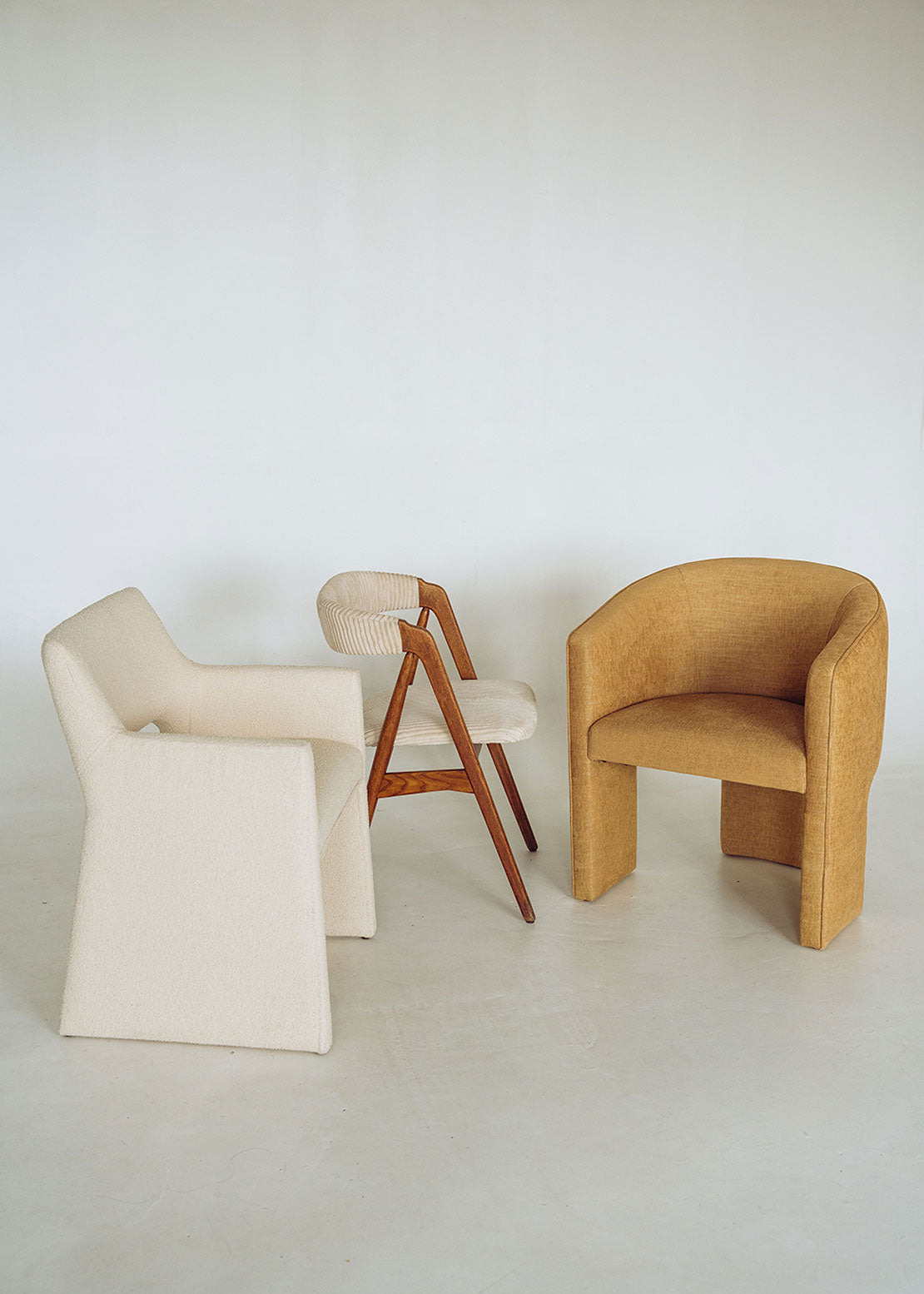 Silla de madera de haya tapizada en pana beige.