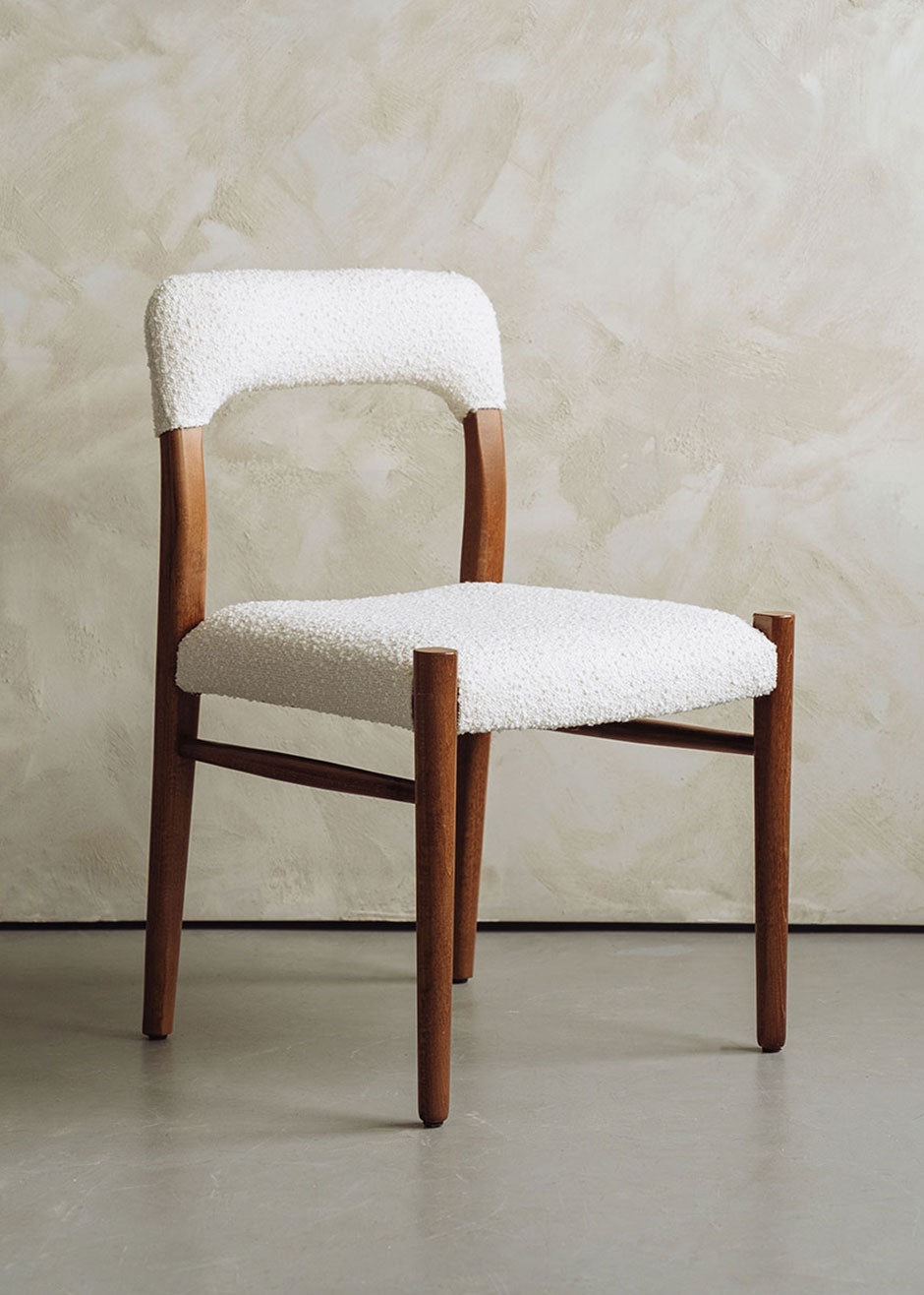 Silla de madera de haya tapizada en bouclé blanco.
