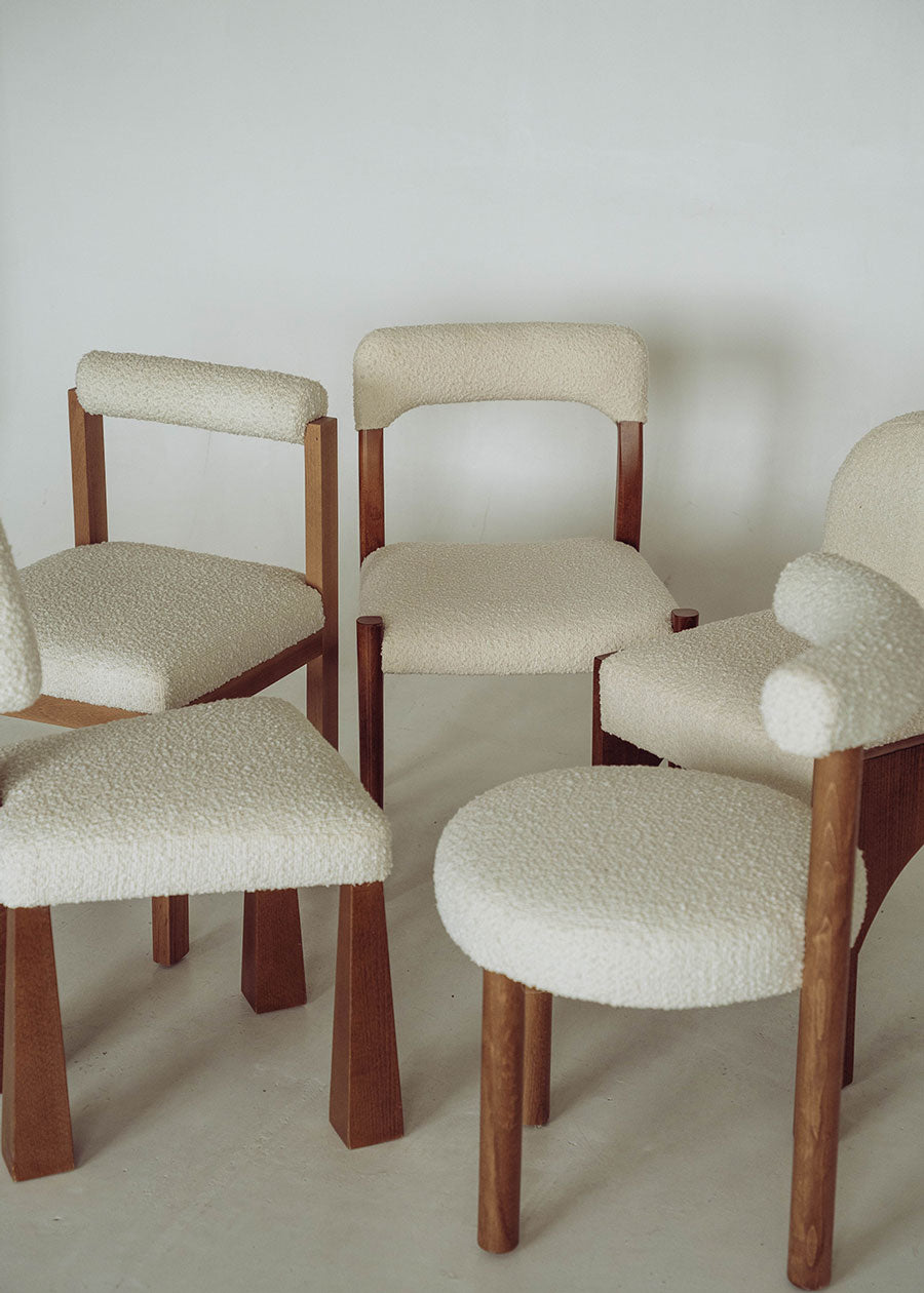 Silla de madera de haya tapizada en bouclé blanco.