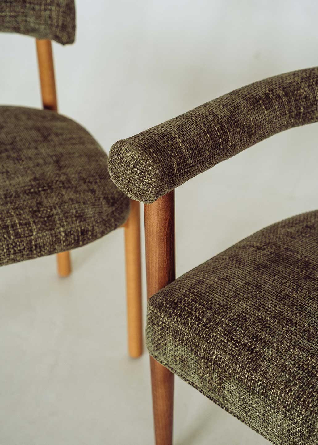 Silla de madera de haya tapizada en chenillla verde.