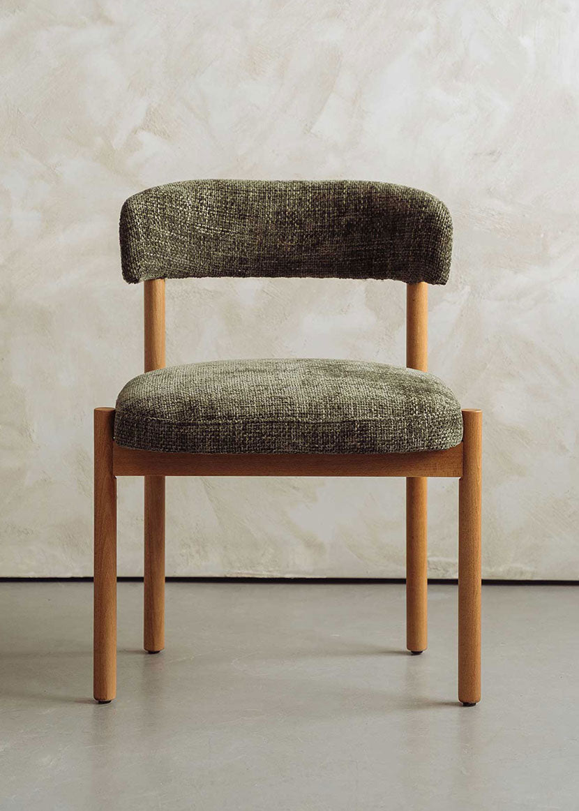 Silla de madera de haya tapizada en chenillla verde.
