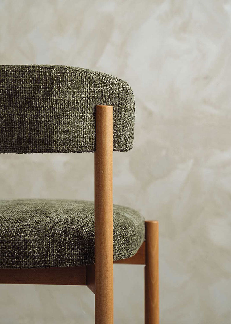 Silla de madera de haya tapizada en chenillla verde.