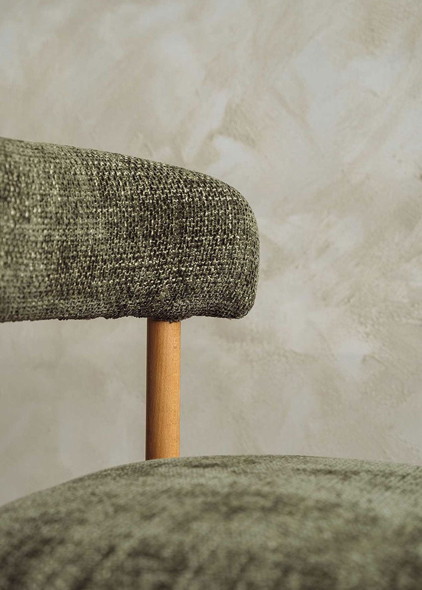 Silla de madera de haya tapizada en chenillla verde.