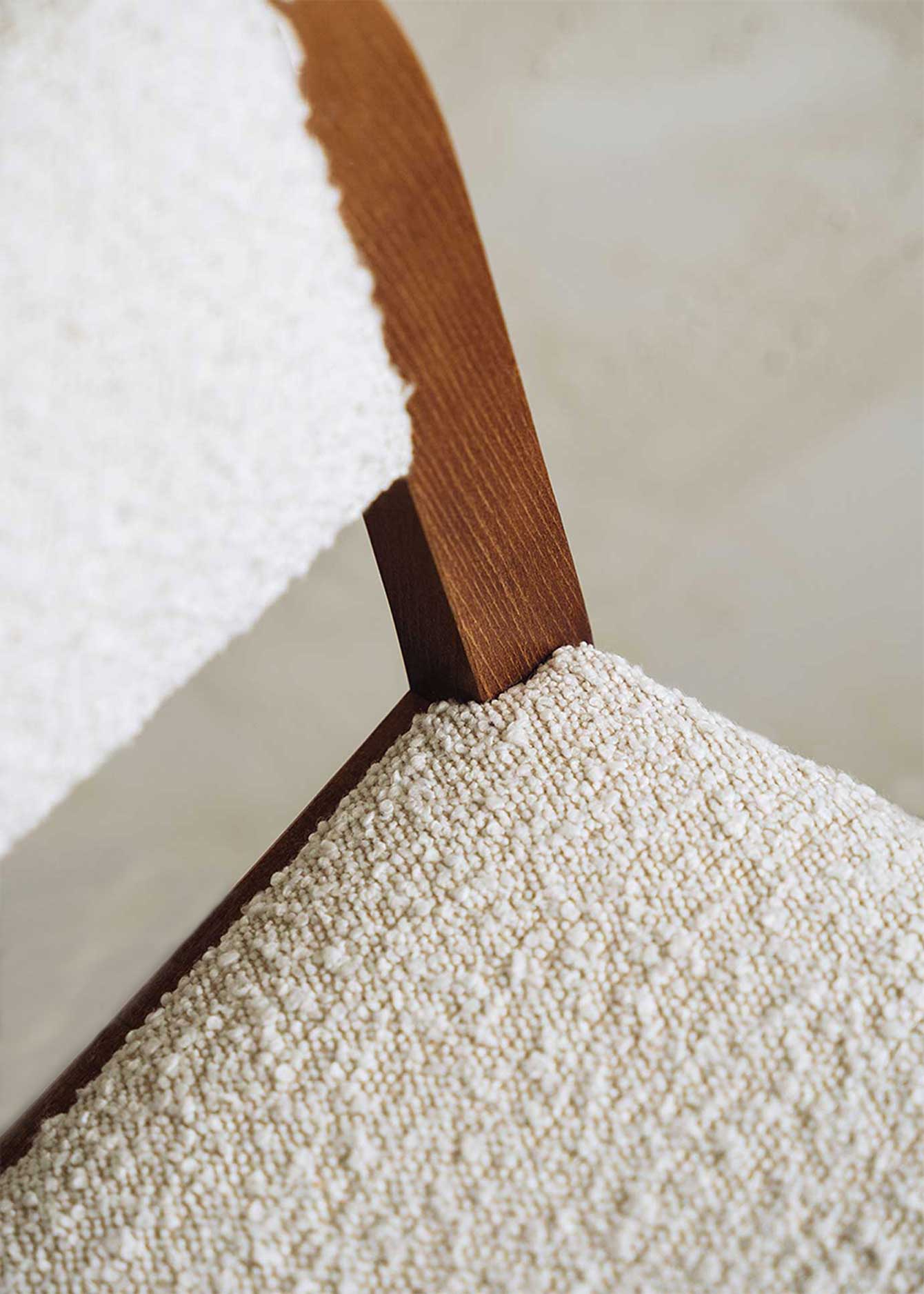 Taburete tapizado en pana beige con estructura de madera de haya. Un taburete alto con respaldo y reposapiés incorporado.