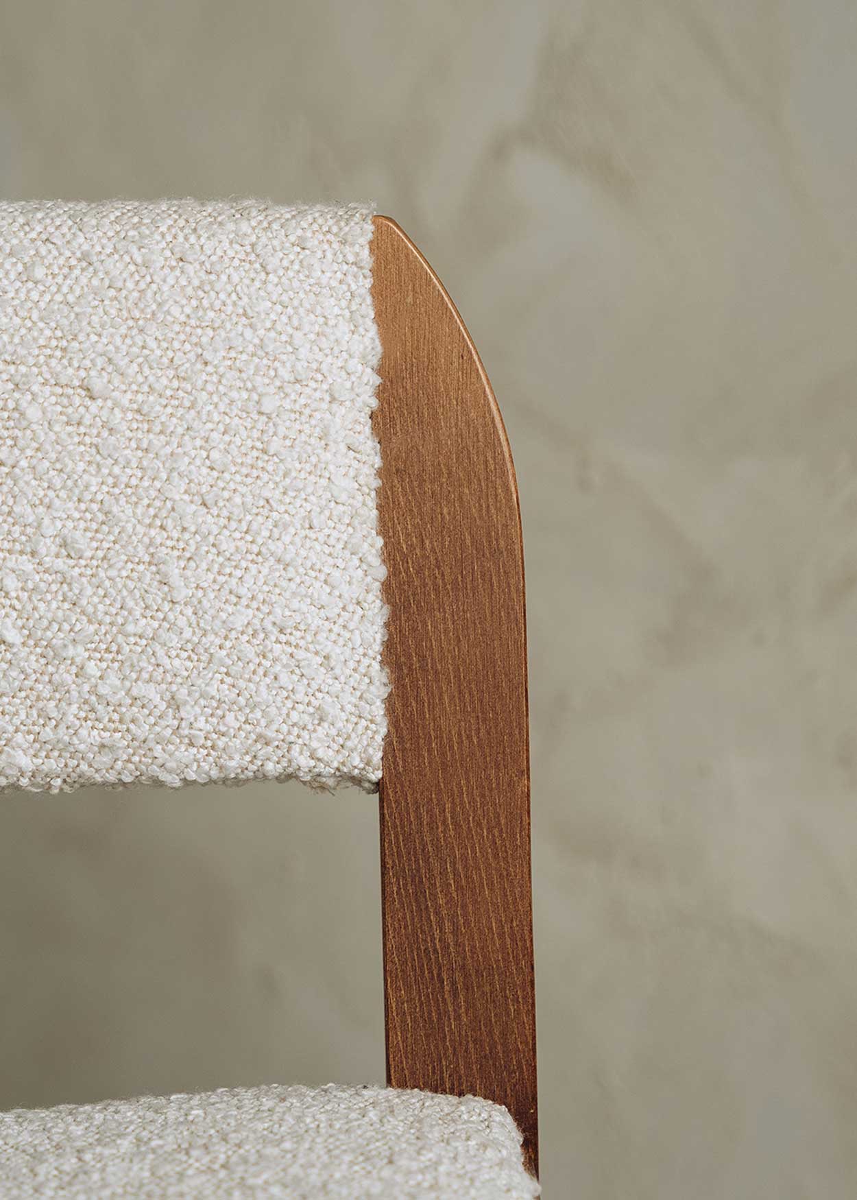 Taburete tapizado en pana beige con estructura de madera de haya. Un taburete alto con respaldo y reposapiés incorporado.