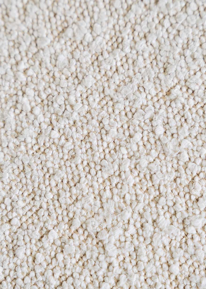 Taburete tapizado en pana beige con estructura de madera de haya. Un taburete alto con respaldo y reposapiés incorporado.