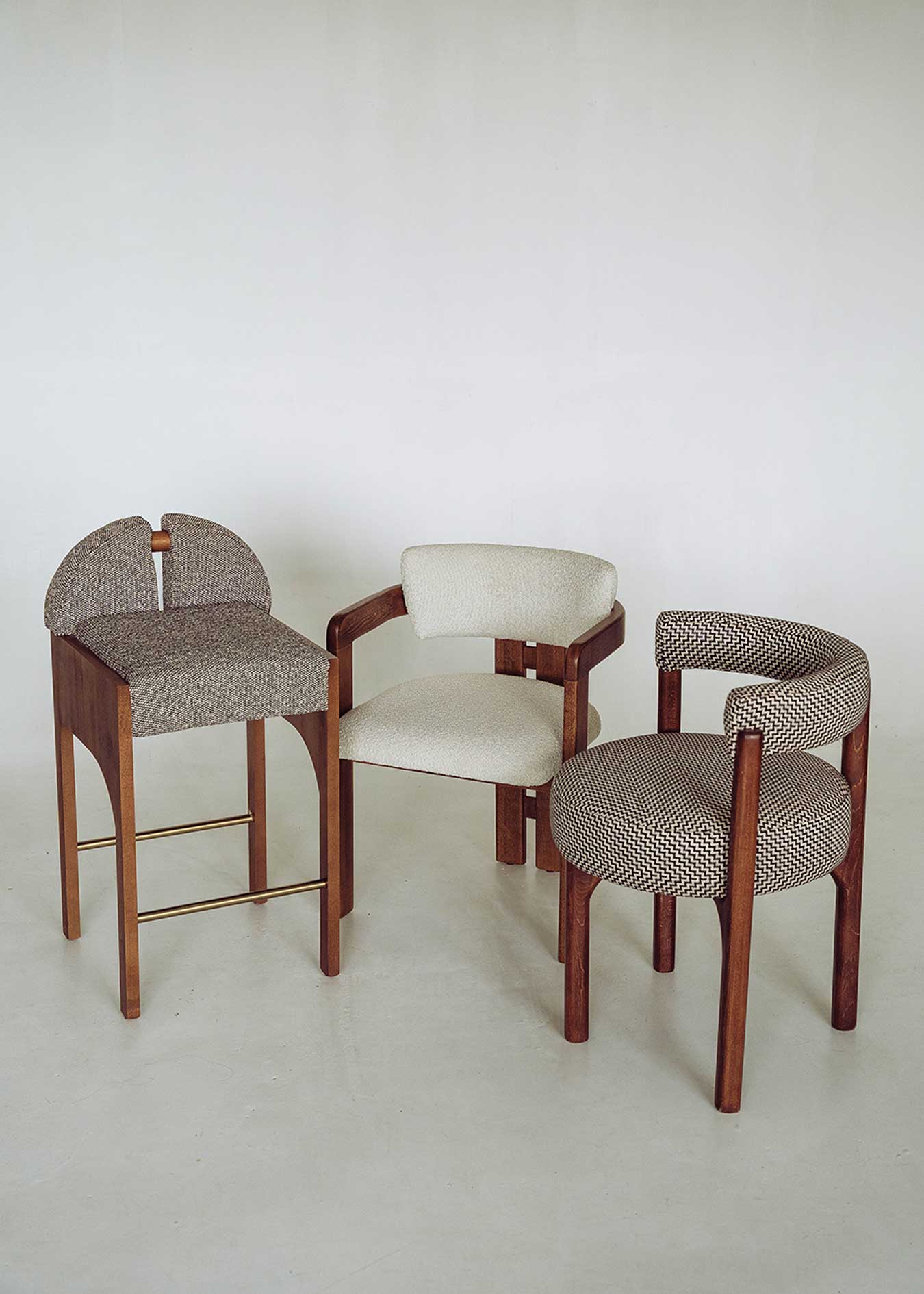 Taburete tapizado en tela jaspeada blanca y negra con estructura de madera de haya. Un taburete alto con respaldo y reposapiés incorporado.