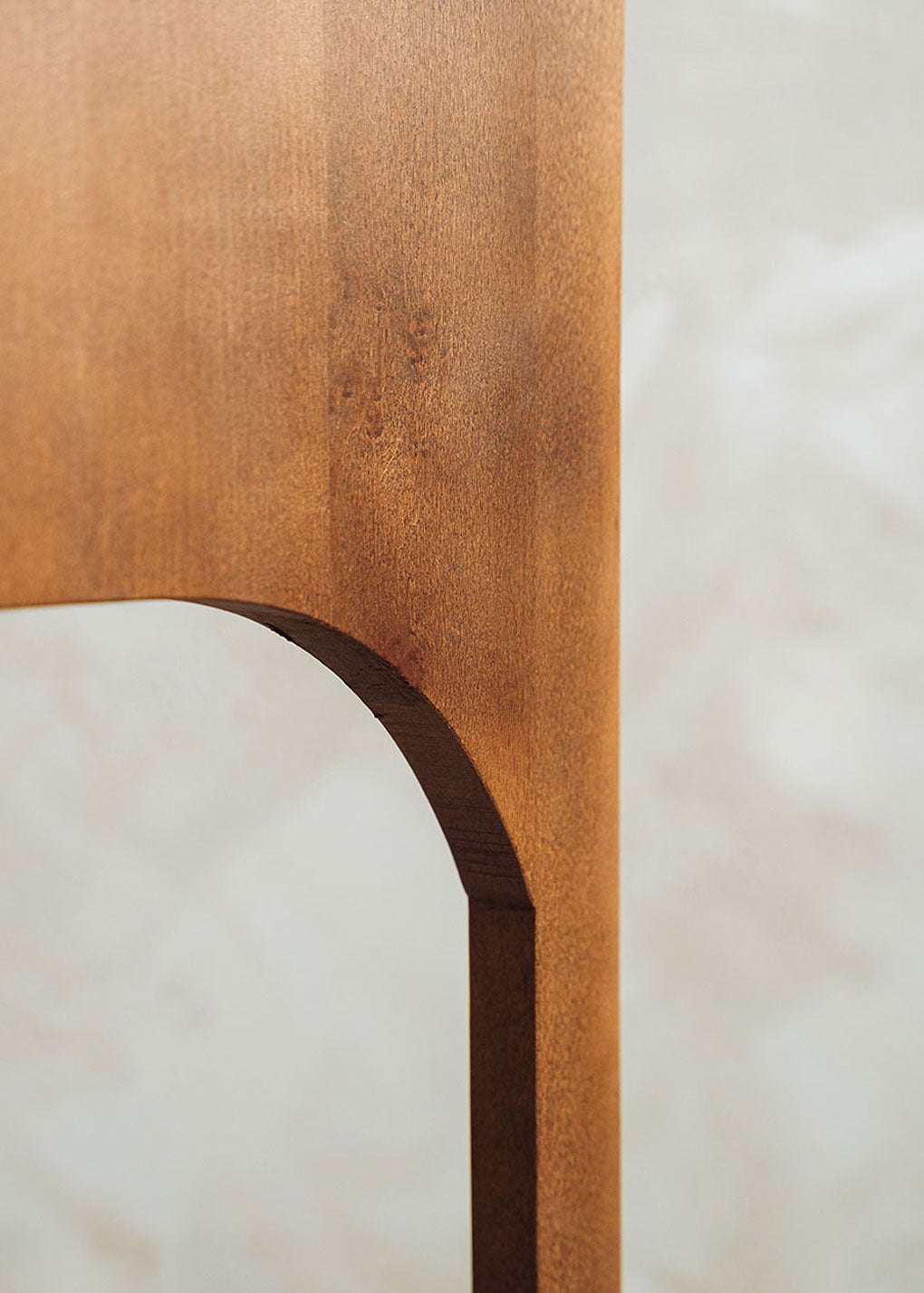 Taburete tapizado en tela jaspeada blanca y negra con estructura de madera de haya. Un taburete alto con respaldo y reposapiés incorporado.