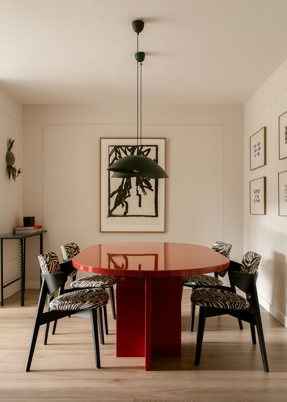 Mesa de comedor lacada en alto brillo
