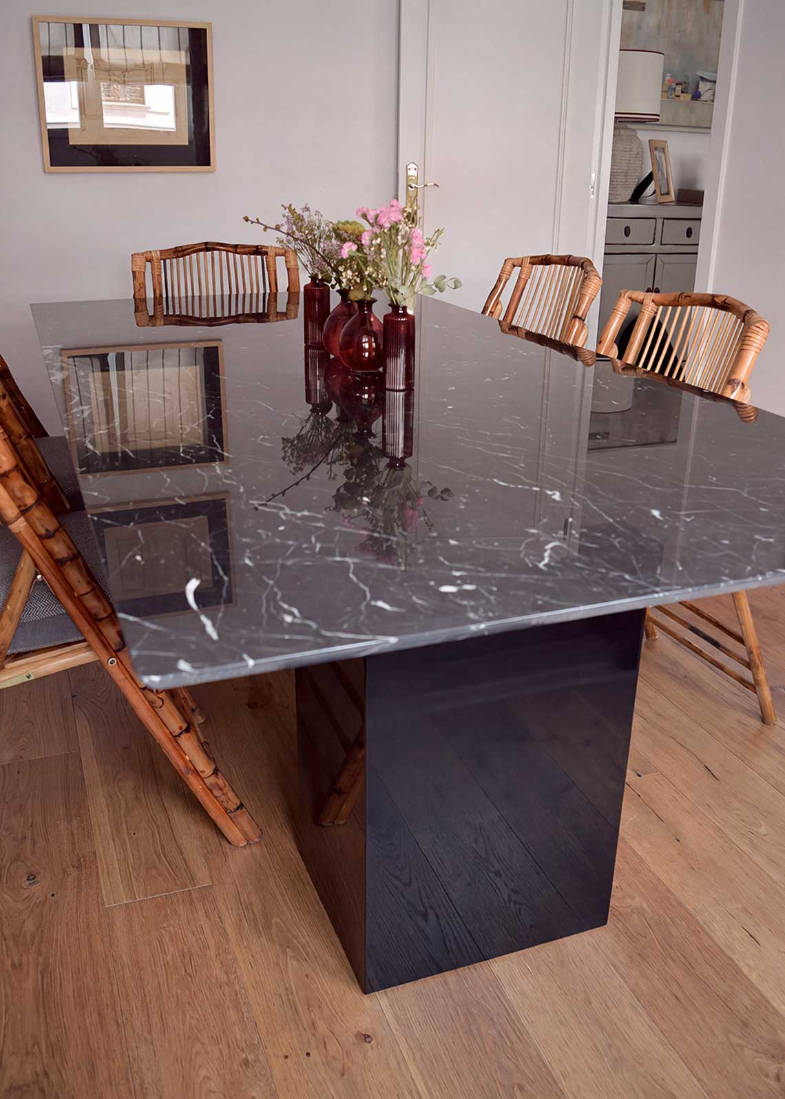Mesa de mármol negro Marquina