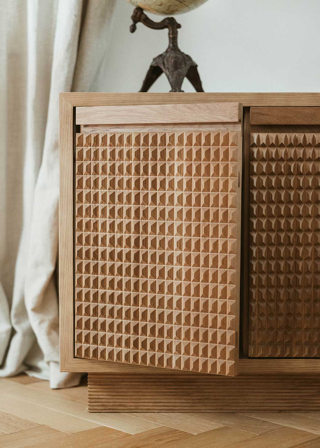 Aparador en madera de roble de dos puertas con baldas en el interior.