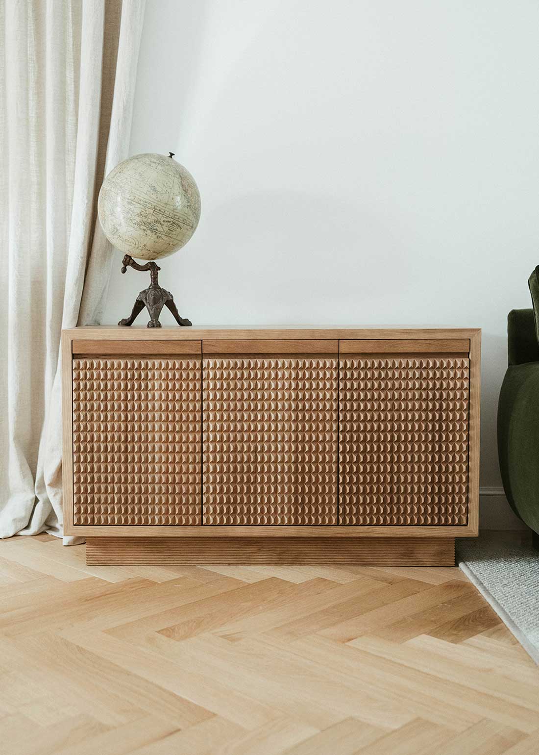 Aparador en madera de roble de dos puertas con baldas en el interior.