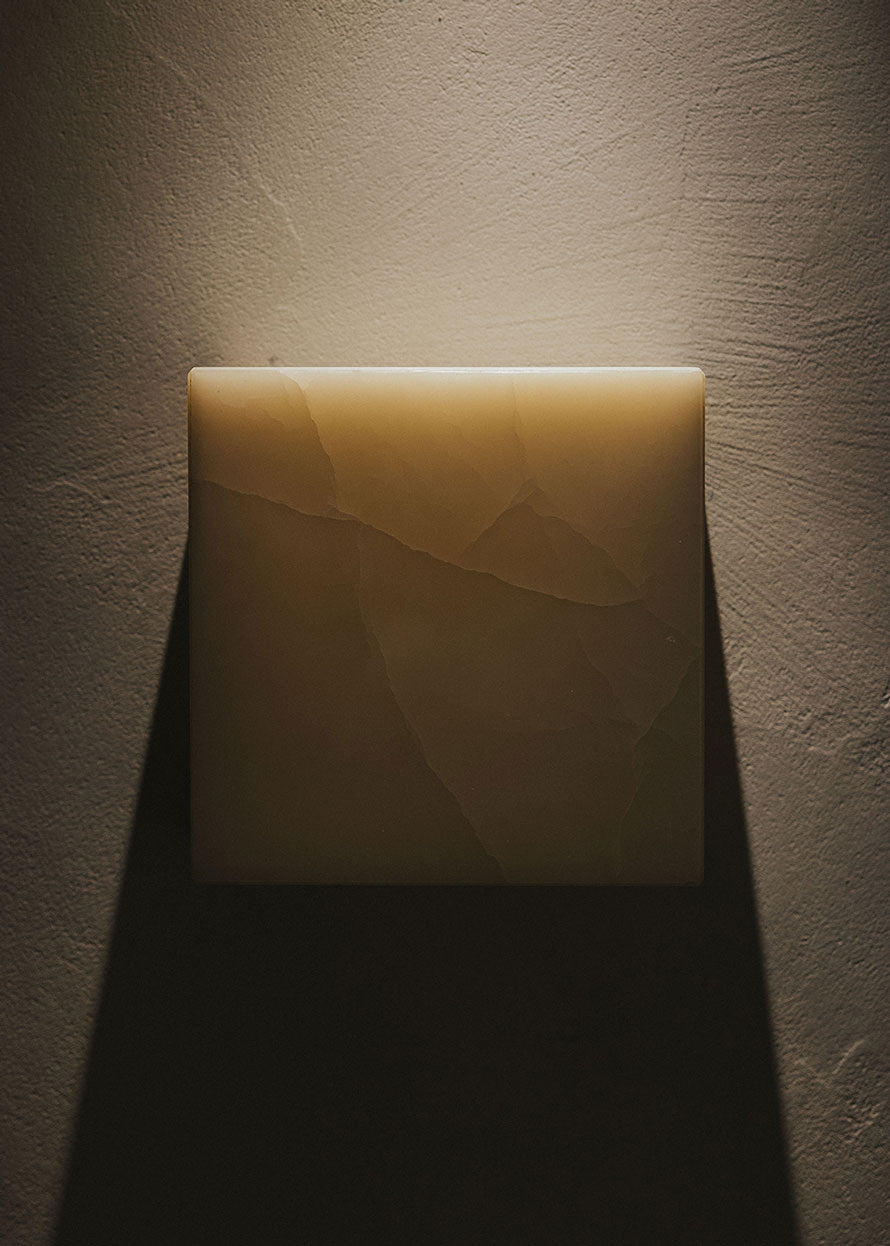 Aplique cuadrado de pared realizado en ónix.