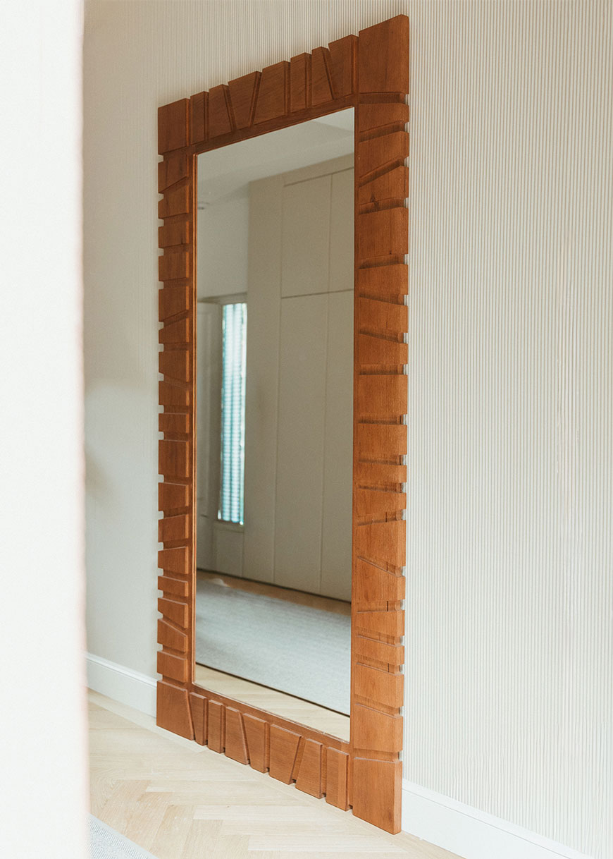 Espejo de pie con marco en madera de roble tintado.