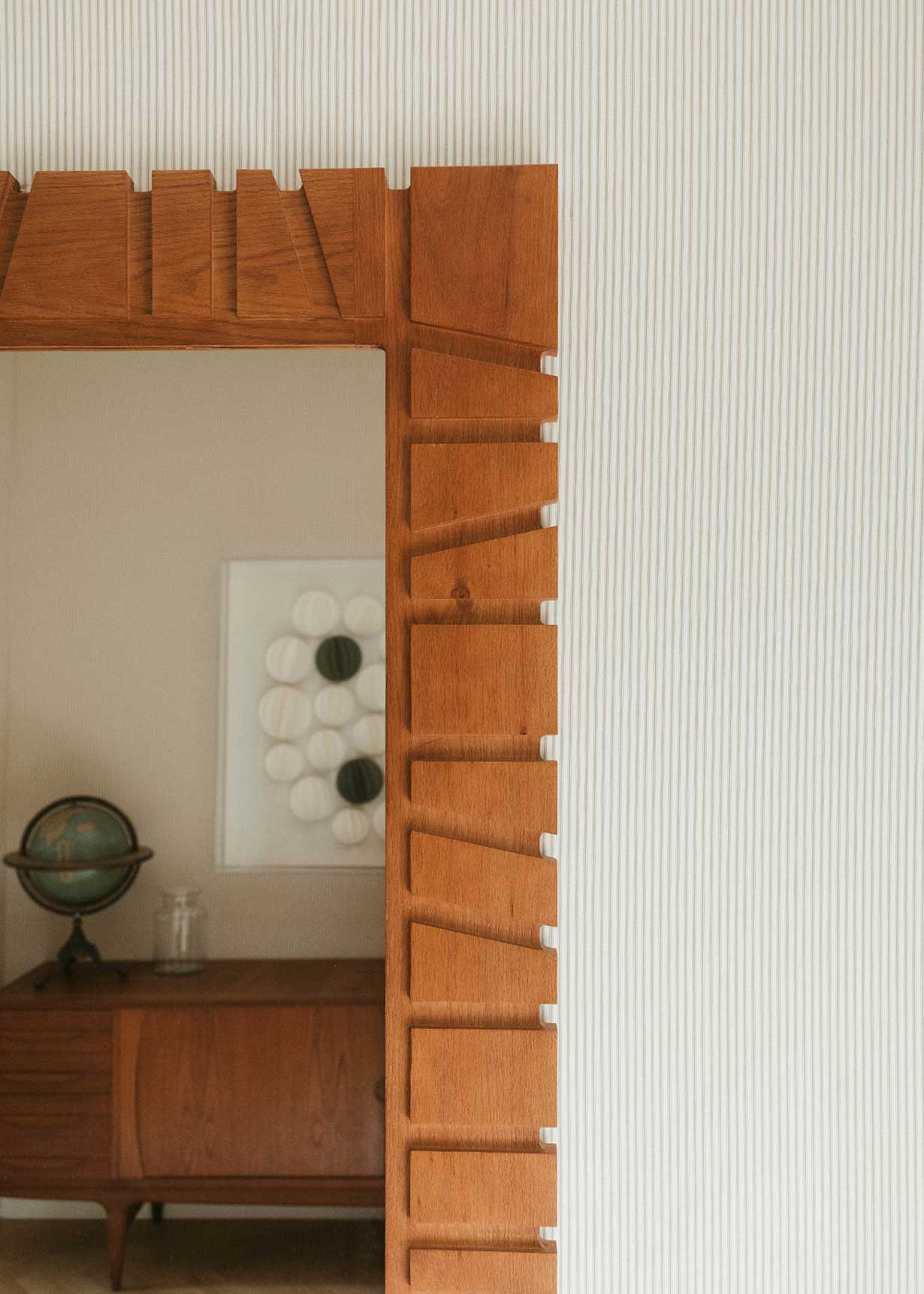 Espejo de pie con marco en madera de roble tintado.