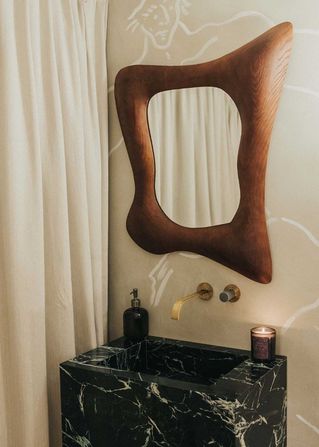 Espejo de pared con marco en madera de roble tintado.