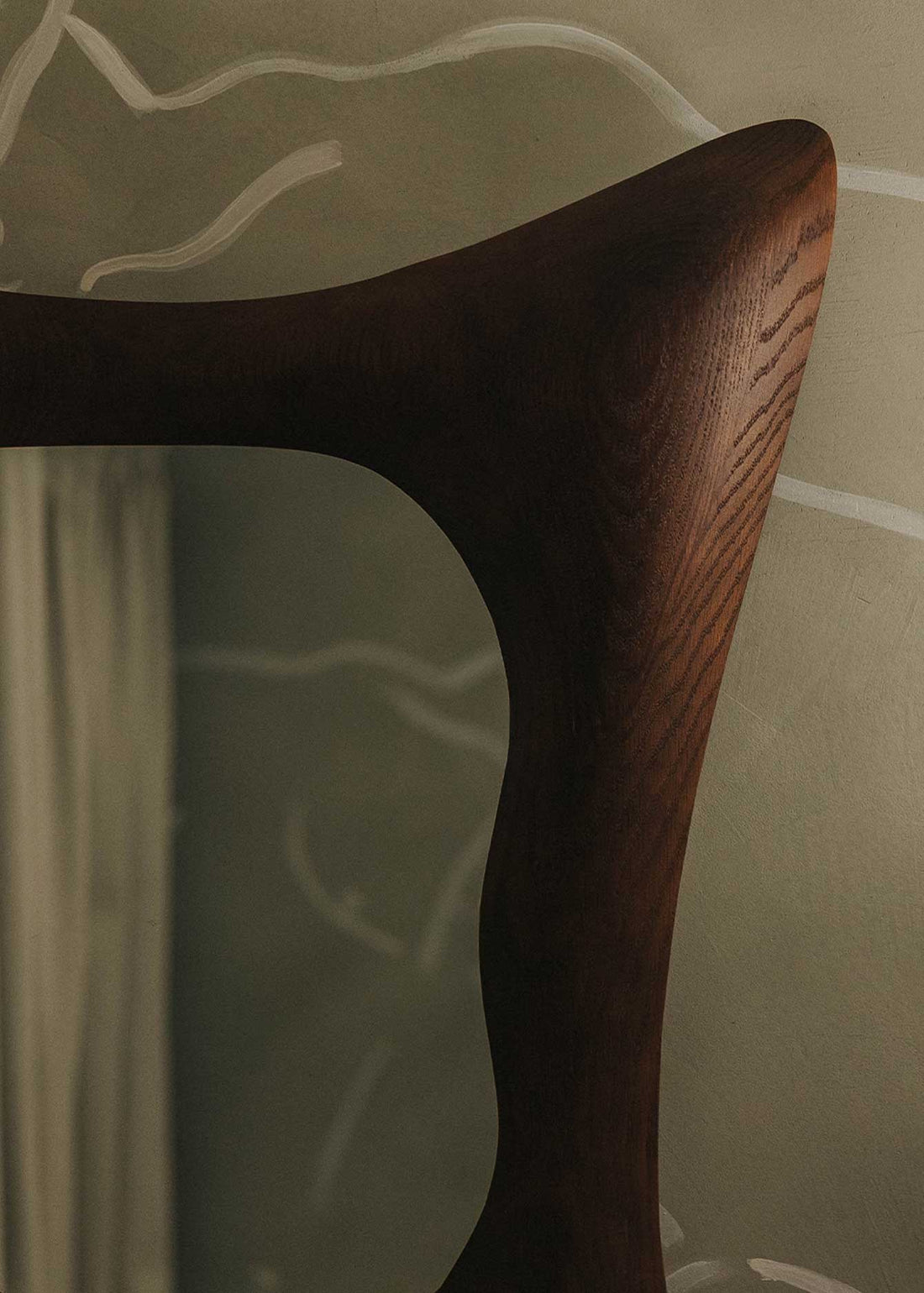 Espejo de pared con marco en madera de roble tintado.