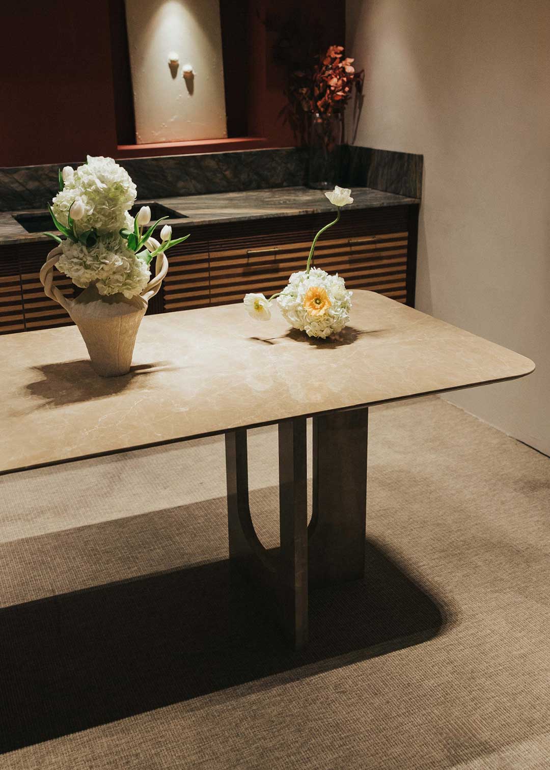 Mesa de comedor rectangular con pies en forma de cruz realizada en mármol Emperador claro pulido.