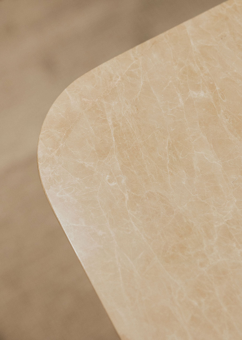 Mesa de comedor rectangular con pies en forma de cruz realizada en mármol Emperador claro pulido.