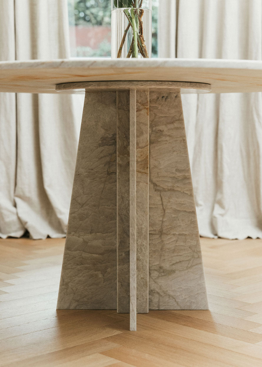 Mesa de comedor circular con pie central realizada en cuarcita Taj Majal.