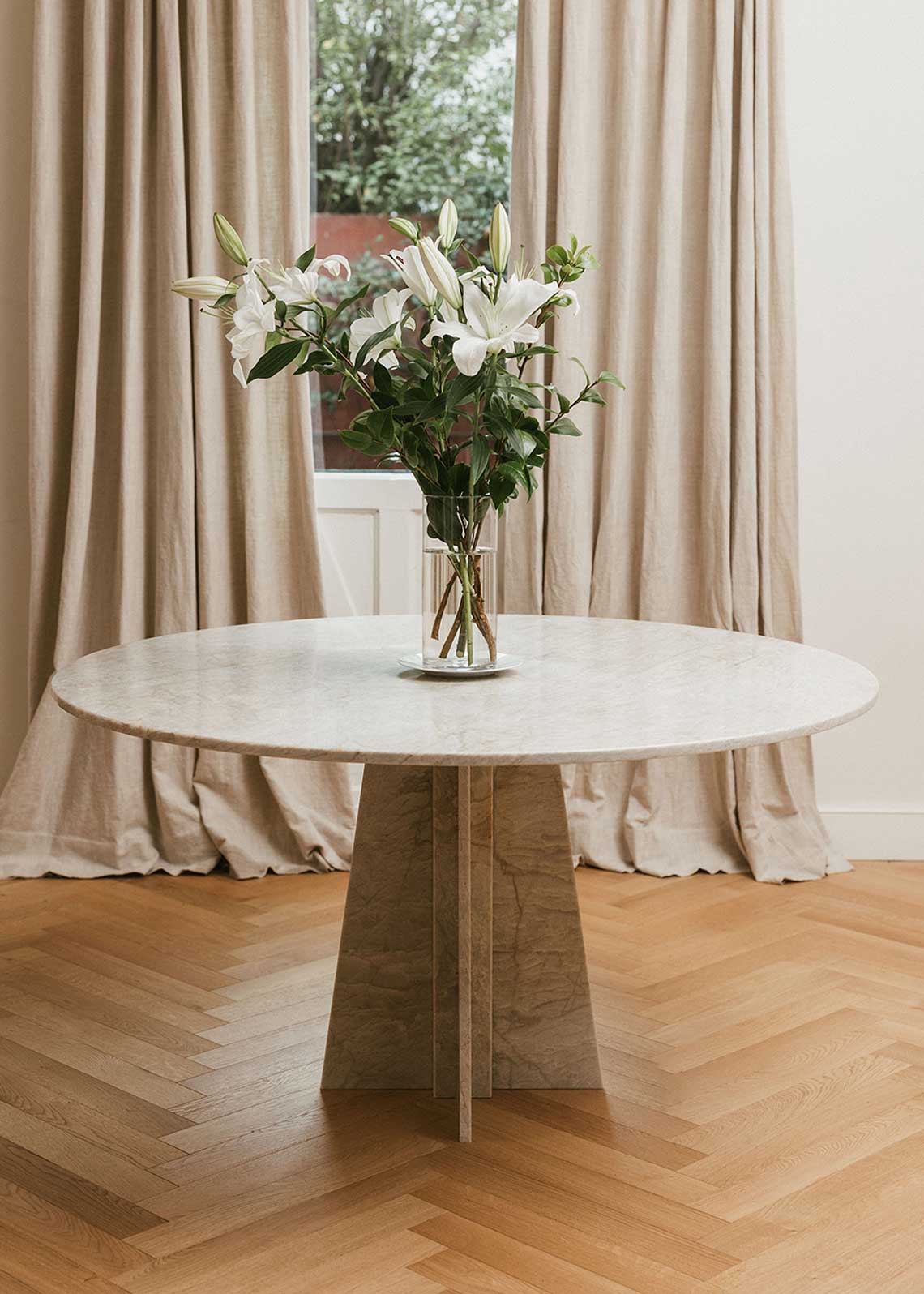 Mesa de comedor circular con pie central realizada en cuarcita Taj Majal.