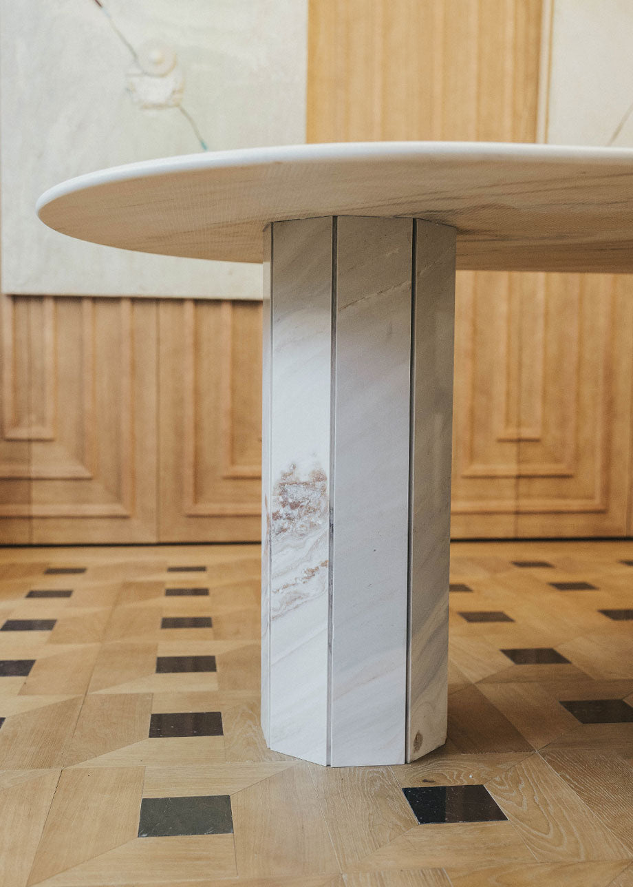 Mesa de comedor rectangular con bordes circulares y pies octogonales realizada en mármol Palisandro pulido.