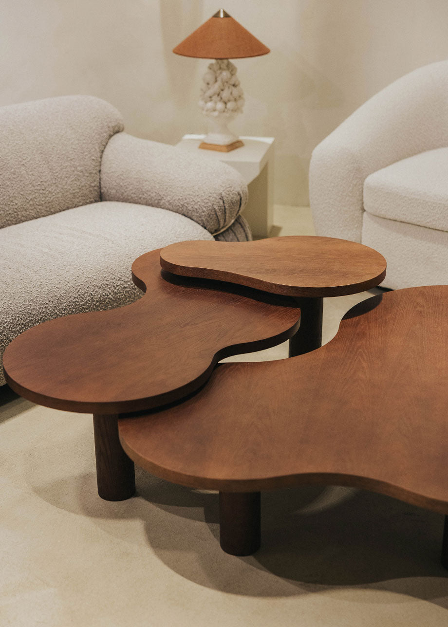 Conjunto de mesas de centro en madera realizada en roble tintado.