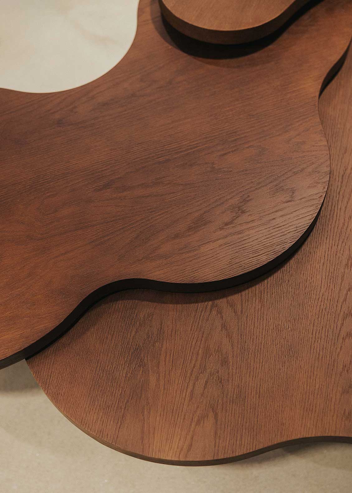 Conjunto de mesas de centro en madera realizada en roble tintado.