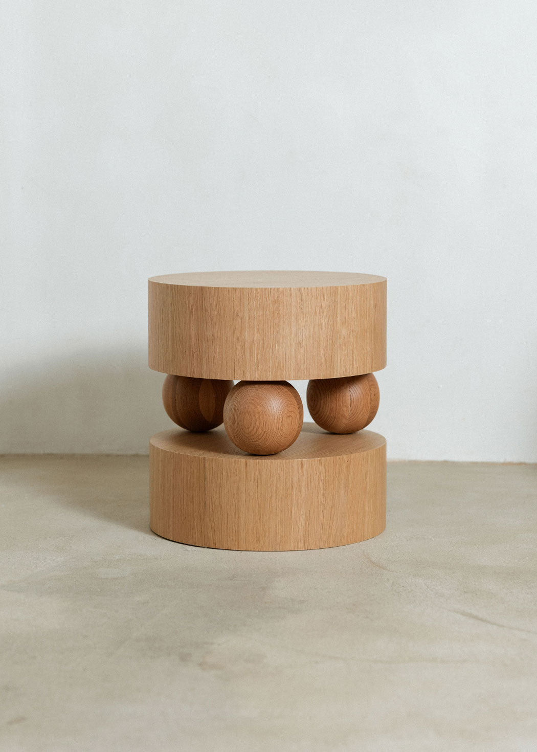 Mesa auxiliar en madera de roble.