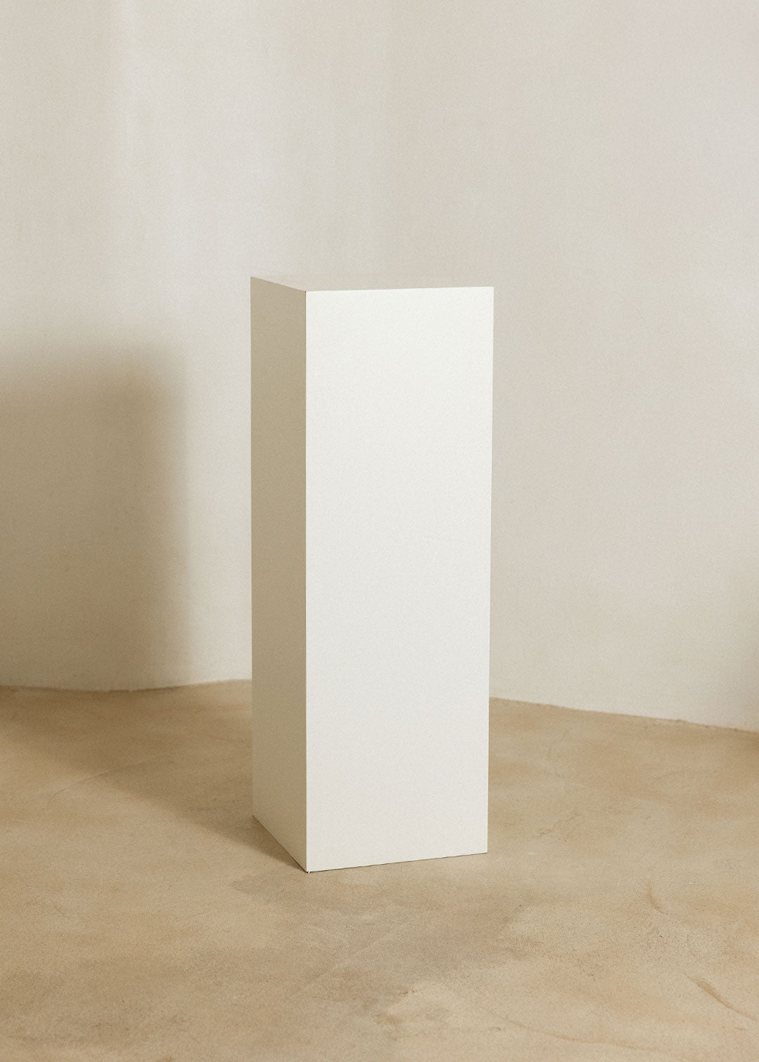 Peana decorativa realizada con DM lacado en beige.