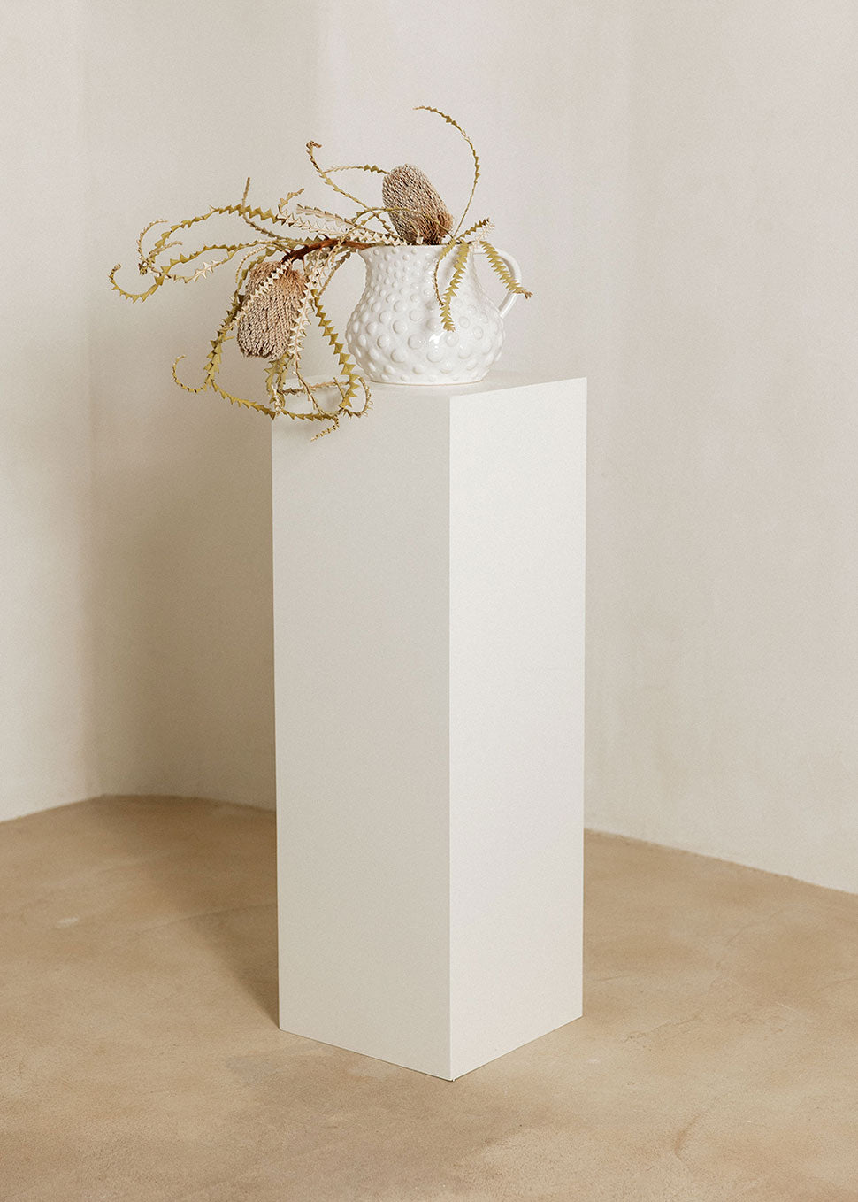 Peana decorativa realizada con DM lacado en beige.