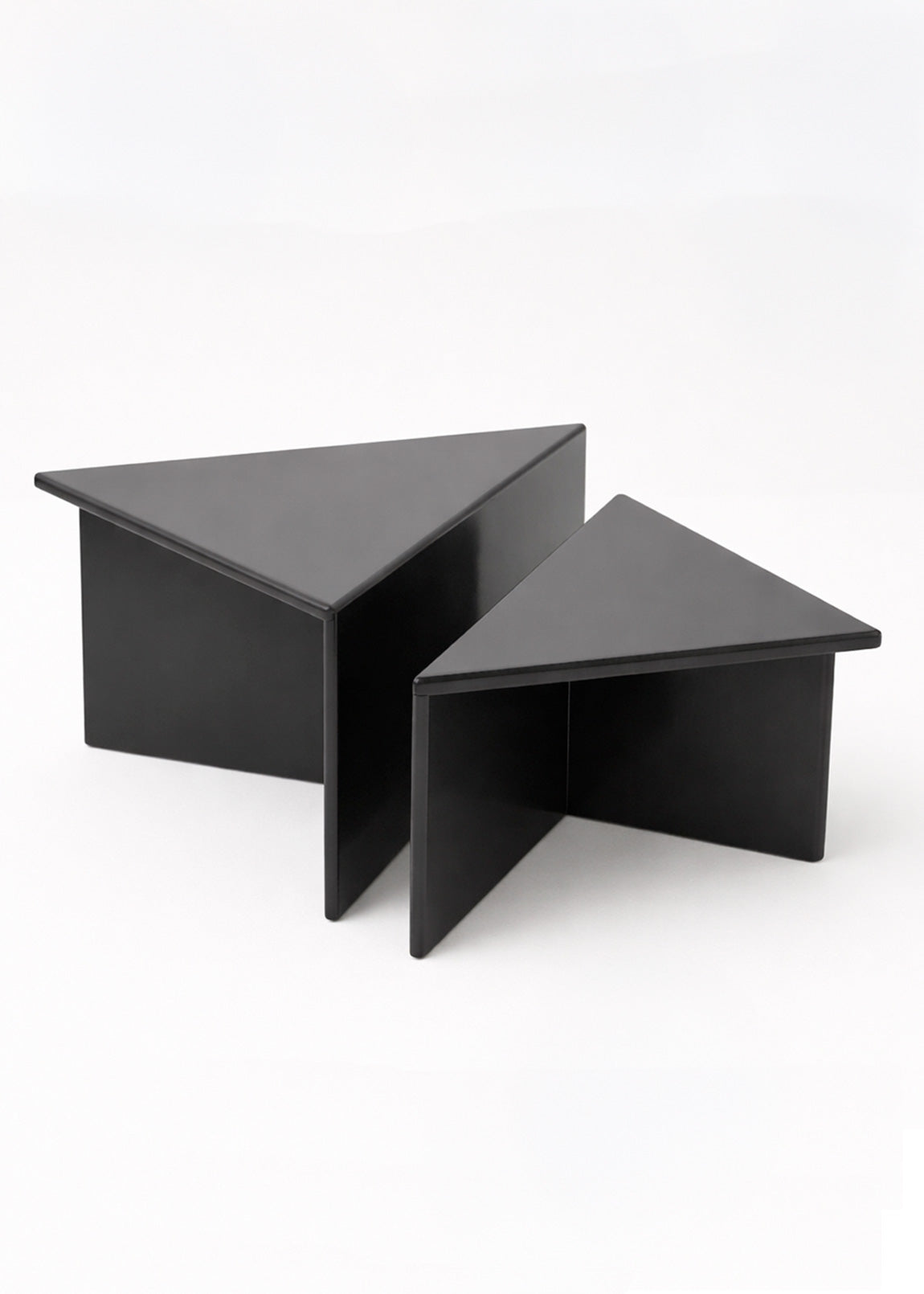Mesa de centro triangular en madera lacada