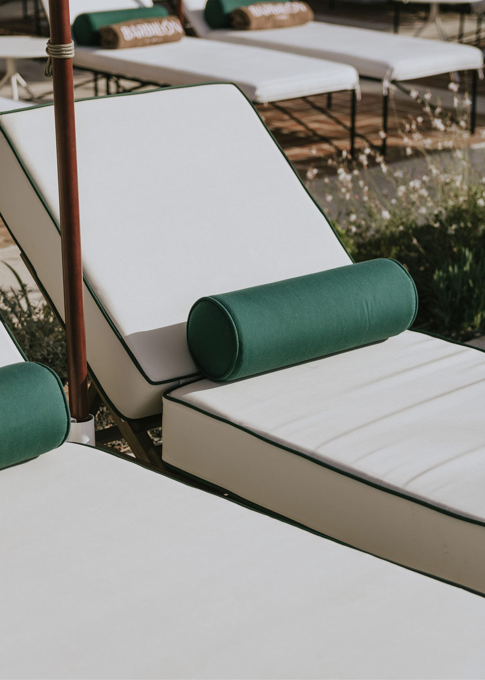 Hamaca de madera con colchoneta blanca