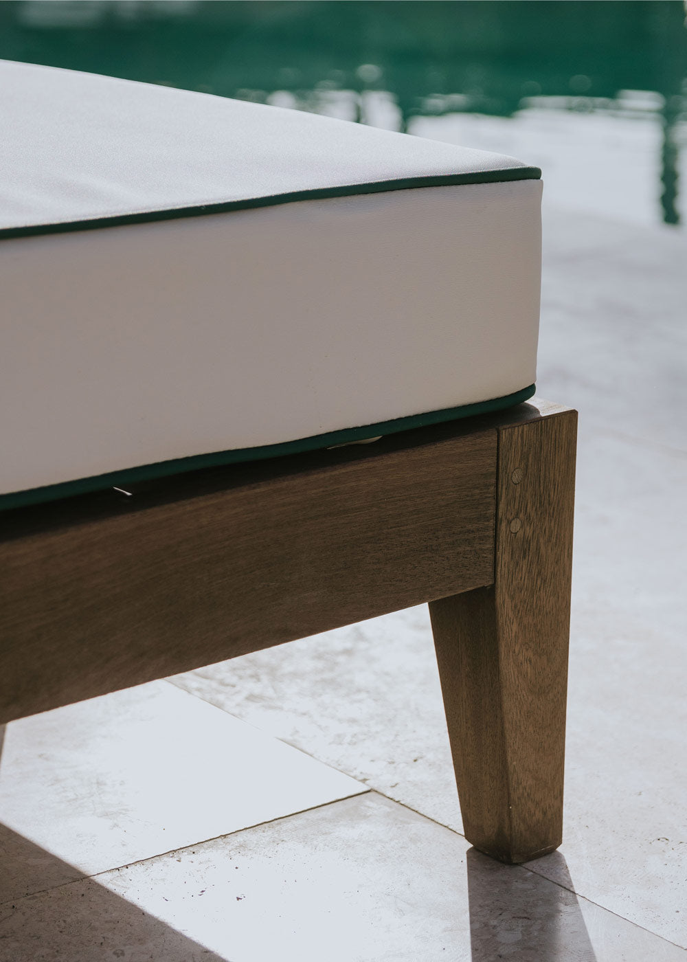 Hamaca de madera con colchoneta blanca