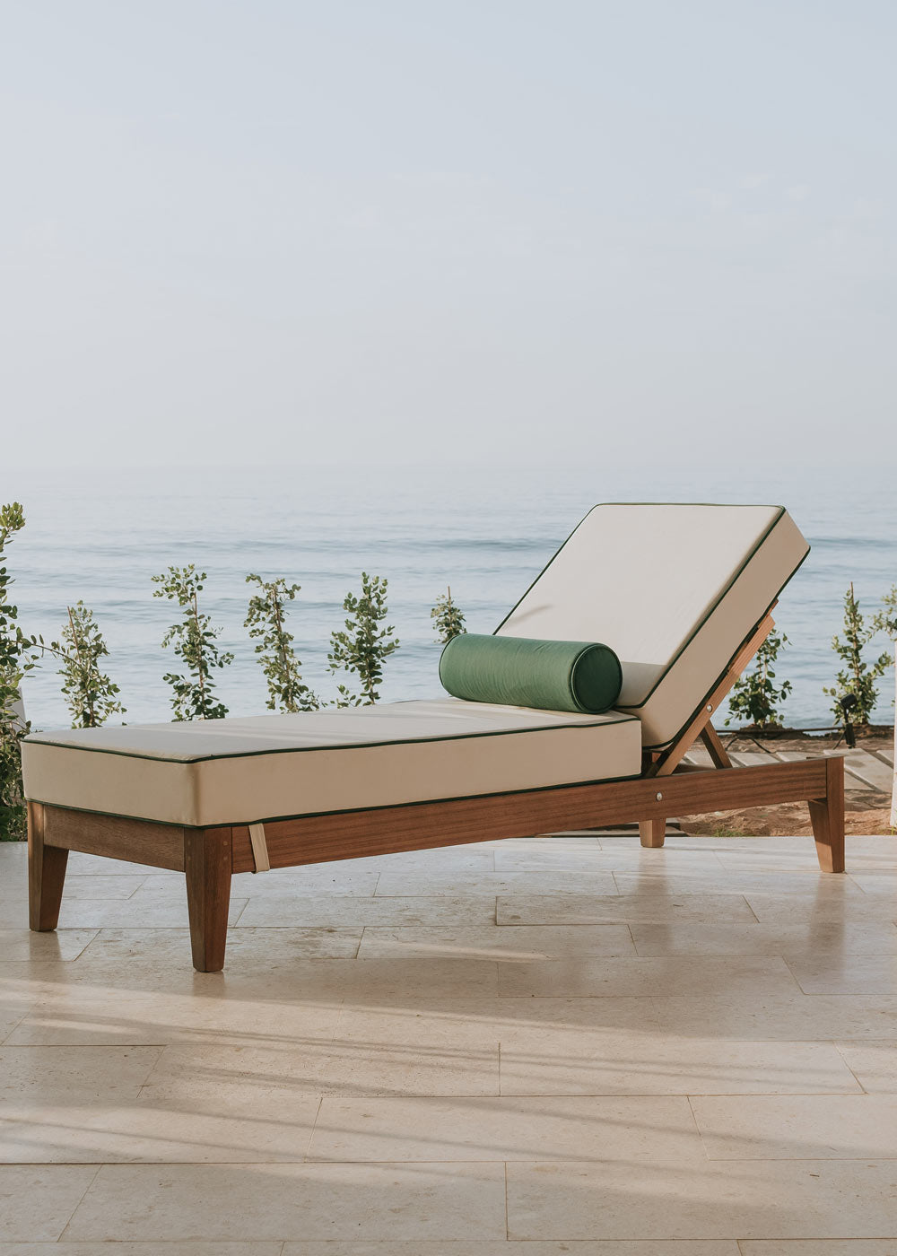 Hamaca de madera con colchoneta blanca