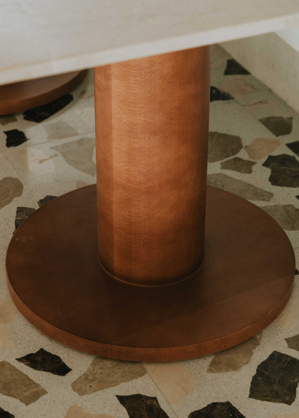 Mesa de comedor rectangular con sobre de caliza