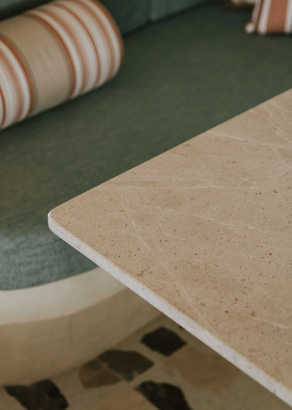 Mesa de comedor rectangular con sobre de caliza