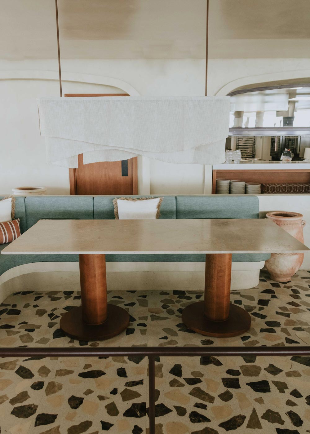 Mesa de comedor rectangular con sobre de caliza