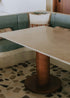 Mesa de comedor rectangular con sobre de caliza