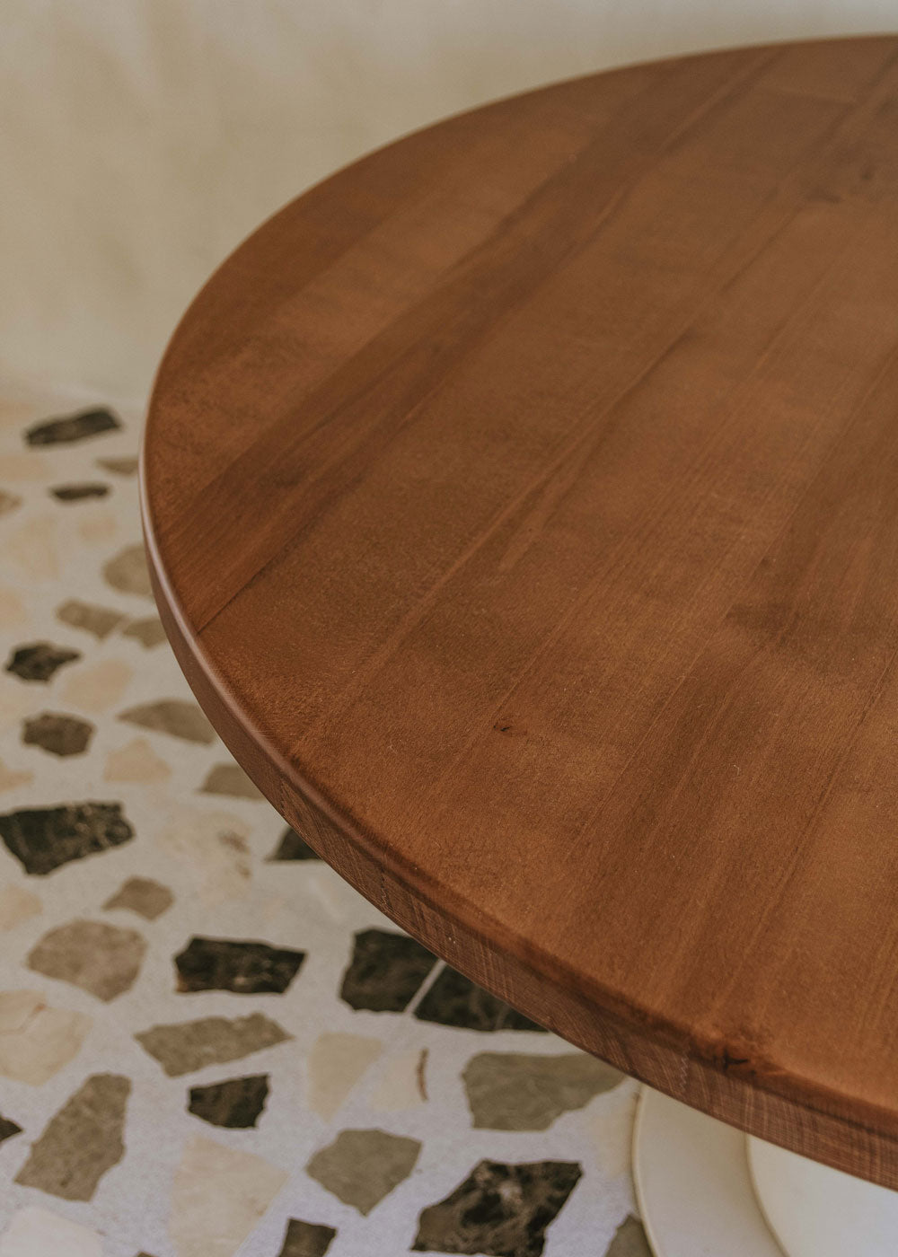 Mesa de comedor circular con sobre de madera