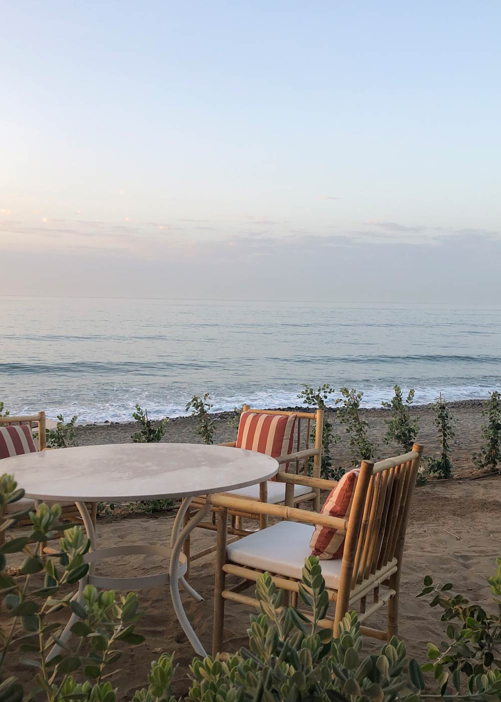 Mesa de exterior circular con estructura de hierro y caliza