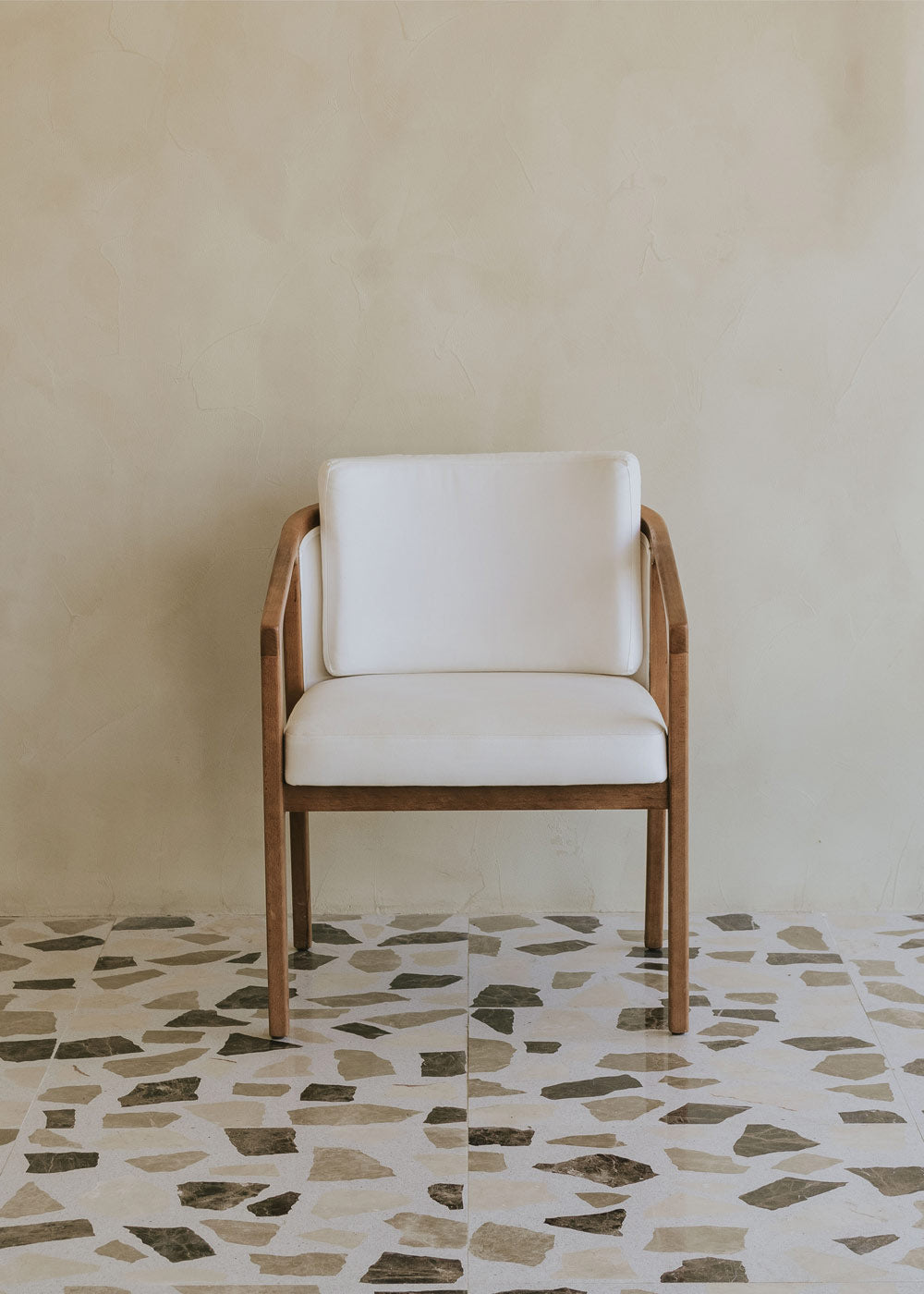 Butaca blanca de exterior en madera con reposabrazos